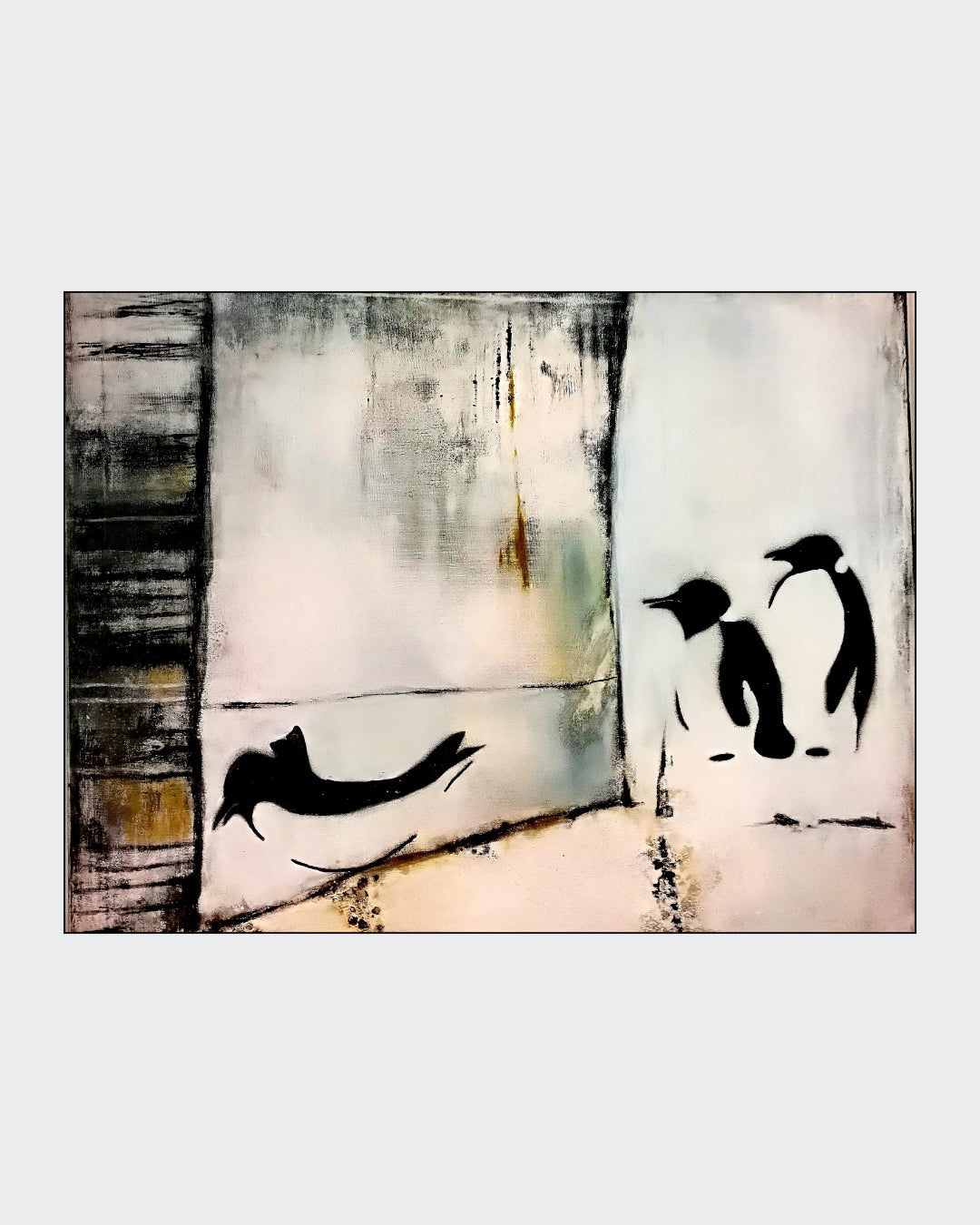 Gemälde "Frackträger" (50x60 cm) von Angelika Wesener, Mixed Media im modernen Street Art Stil. Drei stilisierte Pinguin-Silhouetten in Schwarz, kontrastiert durch einen strukturierten Hintergrund in Neutralfarben (Weiß, Grau, Braun/Ocker).