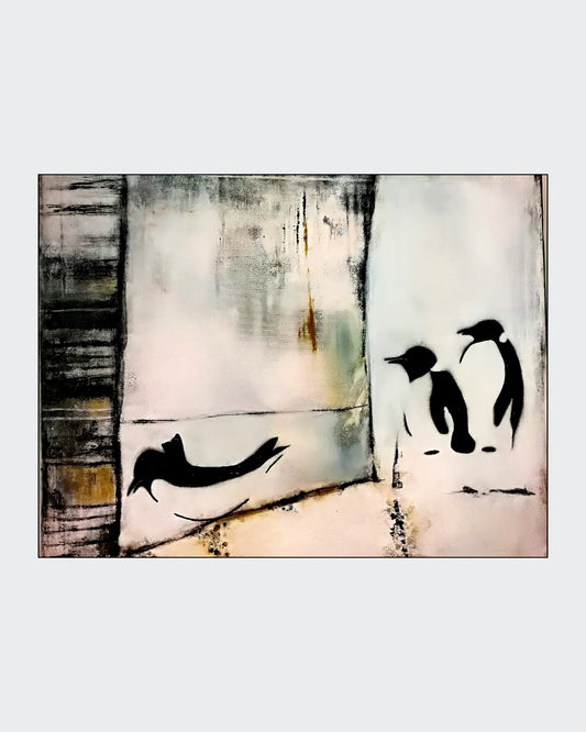Gemälde "Frackträger" (50x60 cm) von Angelika Wesener, Mixed Media im modernen Street Art Stil. Drei stilisierte Pinguin-Silhouetten in Schwarz, kontrastiert durch einen strukturierten Hintergrund in Neutralfarben (Weiß, Grau, Braun/Ocker).