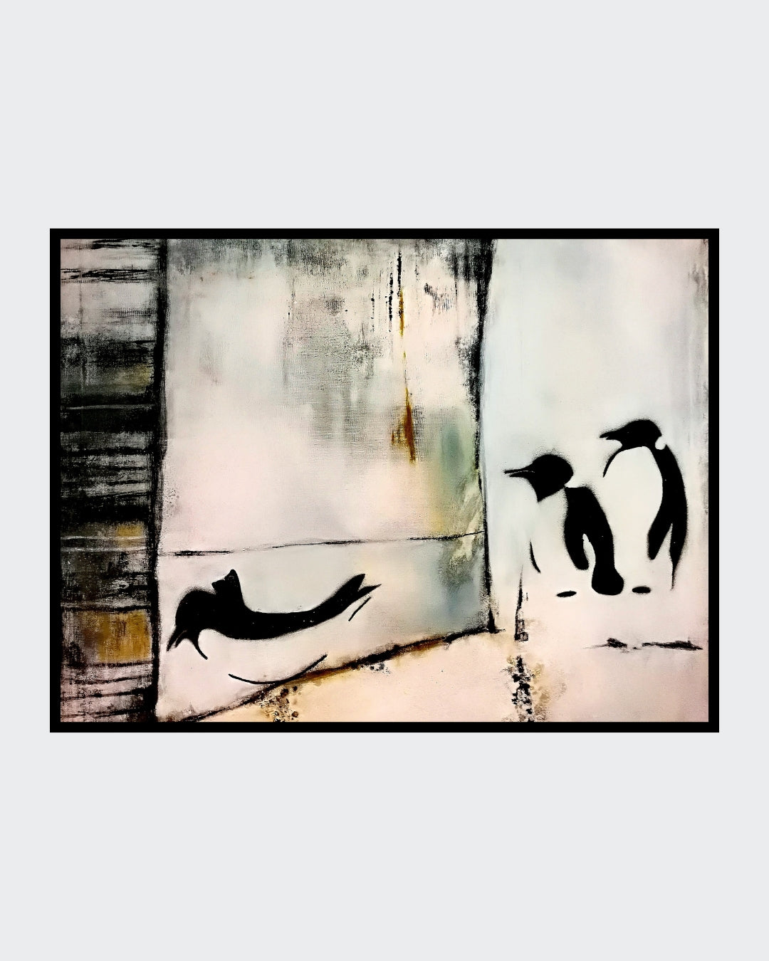 Gemälde "Frackträger" (50x60 cm) von Angelika Wesener, Mixed Media im modernen Street Art Stil. Drei stilisierte Pinguin-Silhouetten in Schwarz, kontrastiert durch einen strukturierten Hintergrund in Neutralfarben (Weiß, Grau, Braun/Ocker).