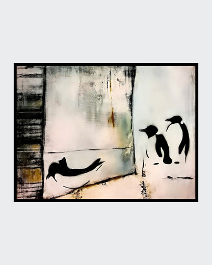 Gemälde "Frackträger" (50x60 cm) von Angelika Wesener, Mixed Media im modernen Street Art Stil. Drei stilisierte Pinguin-Silhouetten in Schwarz, kontrastiert durch einen strukturierten Hintergrund in Neutralfarben (Weiß, Grau, Braun/Ocker).
