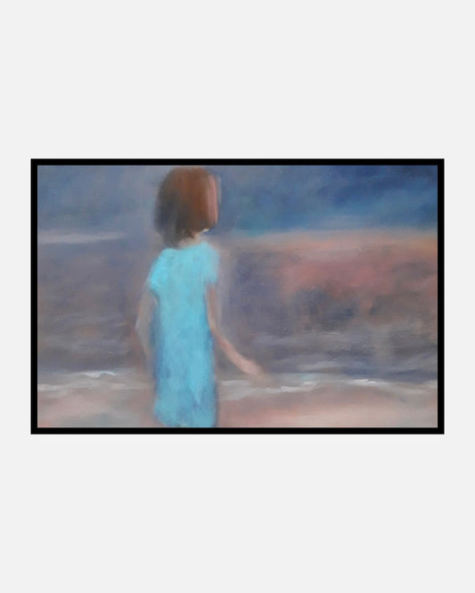 Person am Strand vor weichen, verwaschenen Farbflächen in Blau‑ und Rosatönen.