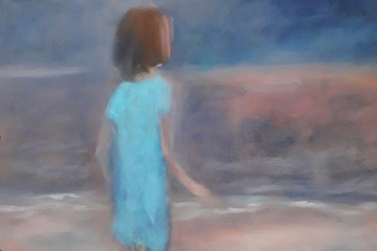 Person am Strand vor weichen, verwaschenen Farbflächen in Blau‑ und Rosatönen.