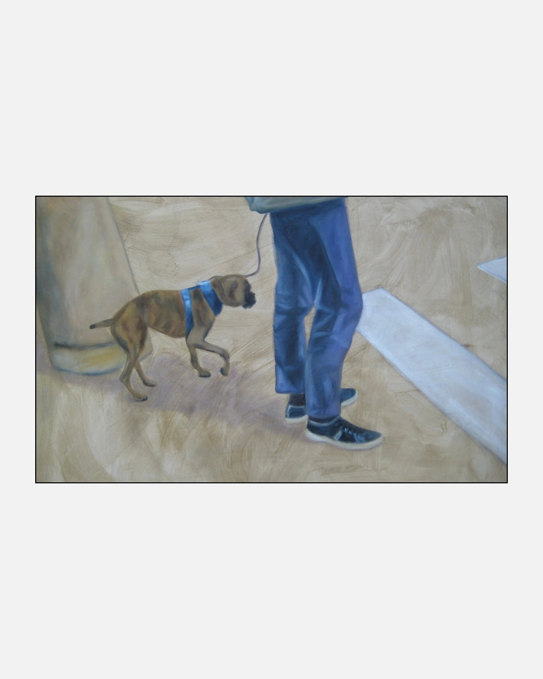 Hund an einer Leine neben einer stehenden Person, vor einer hellen Bodenfläche mit weichen malerischen Strukturen.
