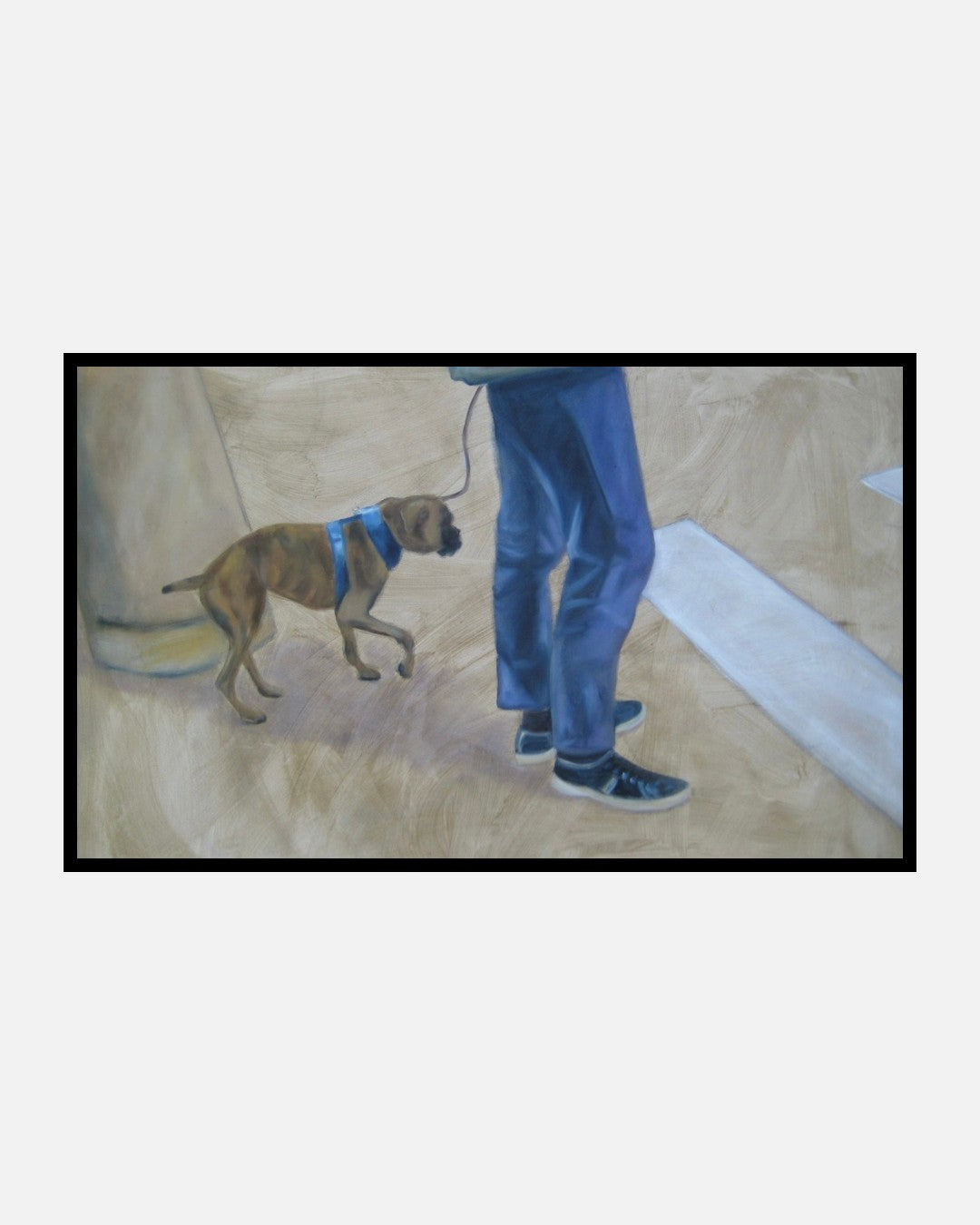 Hund an einer Leine neben einer stehenden Person, vor einer hellen Bodenfläche mit weichen malerischen Strukturen.