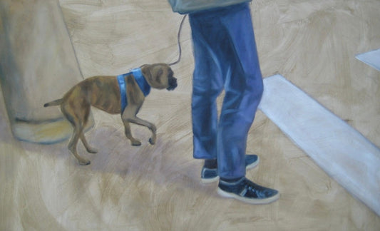 Hund an einer Leine neben einer stehenden Person, vor einer hellen Bodenfläche mit weichen malerischen Strukturen.