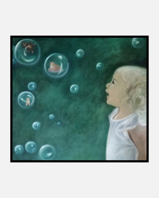 Kind vor dunkelgrünem Hintergrund mit transparenten Seifenblasen, in denen kleine Tiere dargestellt sind.
