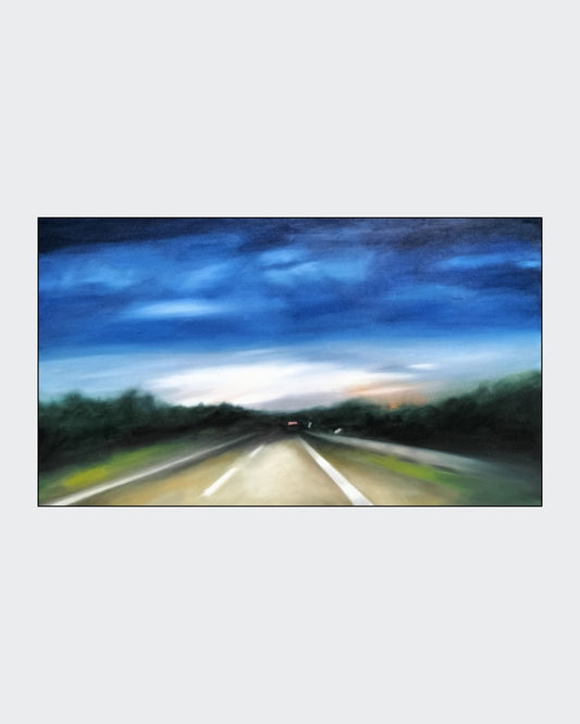 Eine verschwommene Darstellung einer nächtlichen Autofahrt. Die Straße rast auf den Betrachter zu, während der Himmel in dunklen Blautönen und verschwommenen Lichtern am Horizont getaucht ist. Die Umgebung ist nur schemenhaft als grüne und braune Flecken zu erkennen, die die Geschwindigkeit der Bewegung unterstreichen. Ölgemälde der Künstlerin Anke Dinkelbach bei ARTSPACER.