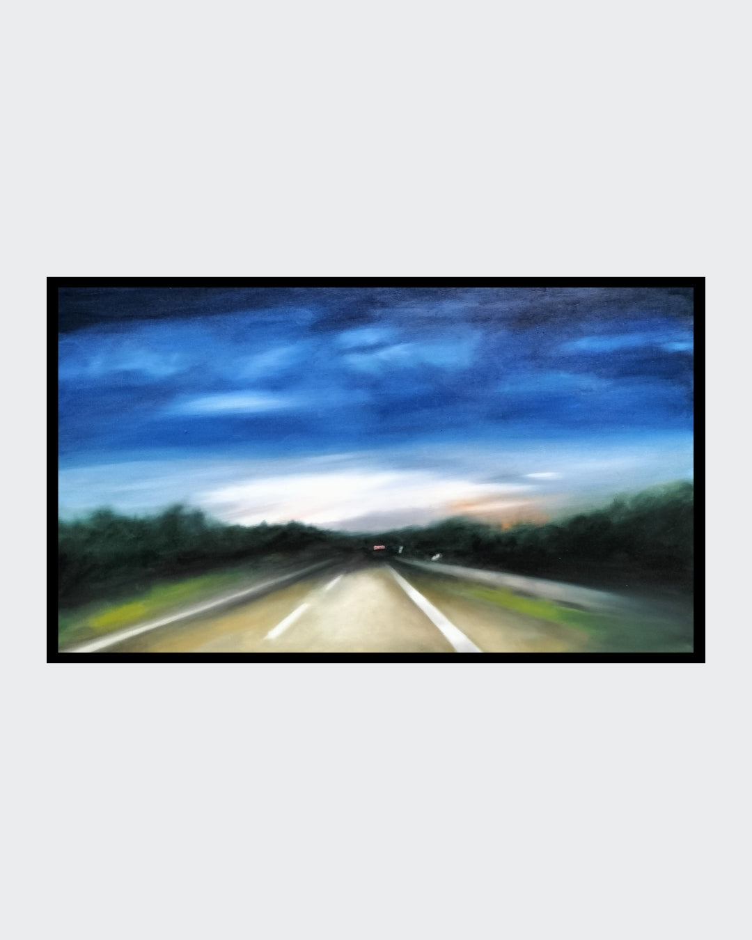 Eine verschwommene Darstellung einer nächtlichen Autofahrt. Die Straße rast auf den Betrachter zu, während der Himmel in dunklen Blautönen und verschwommenen Lichtern am Horizont getaucht ist. Die Umgebung ist nur schemenhaft als grüne und braune Flecken zu erkennen, die die Geschwindigkeit der Bewegung unterstreichen. Ölgemälde der Künstlerin Anke Dinkelbach bei ARTSPACER.