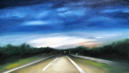Eine verschwommene Darstellung einer nächtlichen Autofahrt. Die Straße rast auf den Betrachter zu, während der Himmel in dunklen Blautönen und verschwommenen Lichtern am Horizont getaucht ist. Die Umgebung ist nur schemenhaft als grüne und braune Flecken zu erkennen, die die Geschwindigkeit der Bewegung unterstreichen. Ölgemälde der Künstlerin Anke Dinkelbach bei ARTSPACER.
