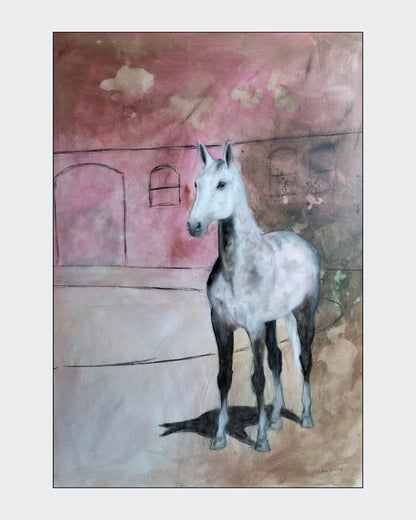 Pferd auf dem Reitplatz - Gemälde von Anke Dinkelbach

Dieses atmosphärische Gemälde zeigt ein hellgraues Pferd auf einem Reitplatz. Die Künstlerin Anke Dinkelbach fängt die ruhige Stimmung und die Eleganz des Tieres in Pastelltönen ein. Erhältlich bei ARTSPACER.