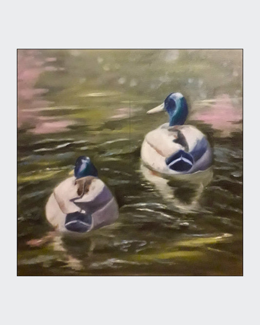 Zwei Stockenten schwimmen auf einem Teich, ihre Rücken dem Betrachter zugewandt. Die Enten sind in Weiß- und Blautönen gehalten und spiegeln sich im leicht trüben Wasser. Der Hintergrund zeigt verschwommenes Grün und Braun, was auf Bäume und Uferbewuchs hindeutet. Ölgemälde von Anke Dinkelbach, Künstlerin bei ARTSPACER.