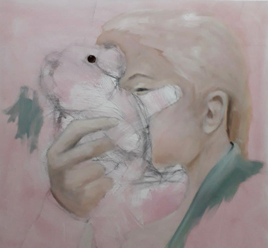 Person mit einem Stofftier vor rosa Hintergrund, mit weichen Farbverläufen und skizzenhaften Linien.