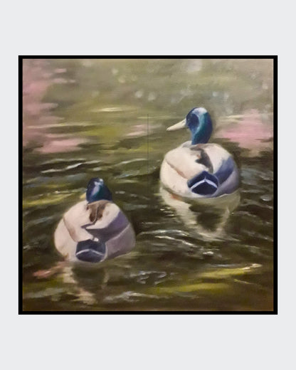 Zwei Stockenten schwimmen auf einem Teich, ihre Rücken dem Betrachter zugewandt. Die Enten sind in Weiß- und Blautönen gehalten und spiegeln sich im leicht trüben Wasser. Der Hintergrund zeigt verschwommenes Grün und Braun, was auf Bäume und Uferbewuchs hindeutet. Ölgemälde von Anke Dinkelbach, Künstlerin bei ARTSPACER.
