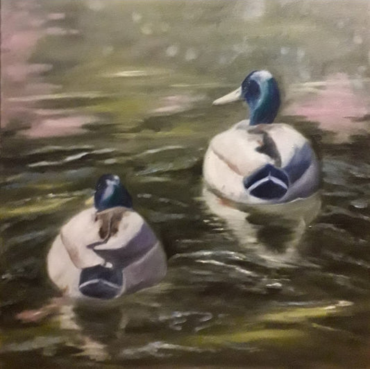 Zwei Stockenten schwimmen auf einem Teich, ihre Rücken dem Betrachter zugewandt. Die Enten sind in Weiß- und Blautönen gehalten und spiegeln sich im leicht trüben Wasser. Der Hintergrund zeigt verschwommenes Grün und Braun, was auf Bäume und Uferbewuchs hindeutet. Ölgemälde von Anke Dinkelbach, Künstlerin bei ARTSPACER.