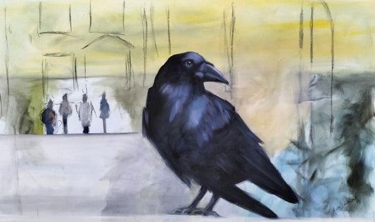 Ein großer, schwarzer Rabe dominiert den Vordergrund des Bildes. Er sitzt auf einem hellen Untergrund und blickt nach rechts aus dem Bild. Im Hintergrund sind schemenhaft vier Personen zu sehen, die vor einem gelblichen Hintergrund in die Ferne blicken. Bilder der Künstlerein Anke Dinkelbach bei ARTSPACER.
