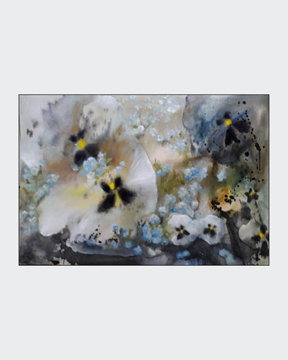 Das Bild ist ein wunderschönes Aquarell, keine Ölmalerei. Es zeigt eine Gruppe von Stiefmütterchen in zarten Weiß- und Blautönen, die mit Vergissmeinnicht durchsetzt sind. Die Farben sind harmonisch aufeinander abgestimmt und erzeugen eine ruhige und friedliche Atmosphäre. Die dunklen Akzente im Hintergrund verleihen dem Bild Tiefe und lassen die Blumen noch stärker hervortreten. Ölgemälde von Anke Dinkelbach bei ARTSPACER.