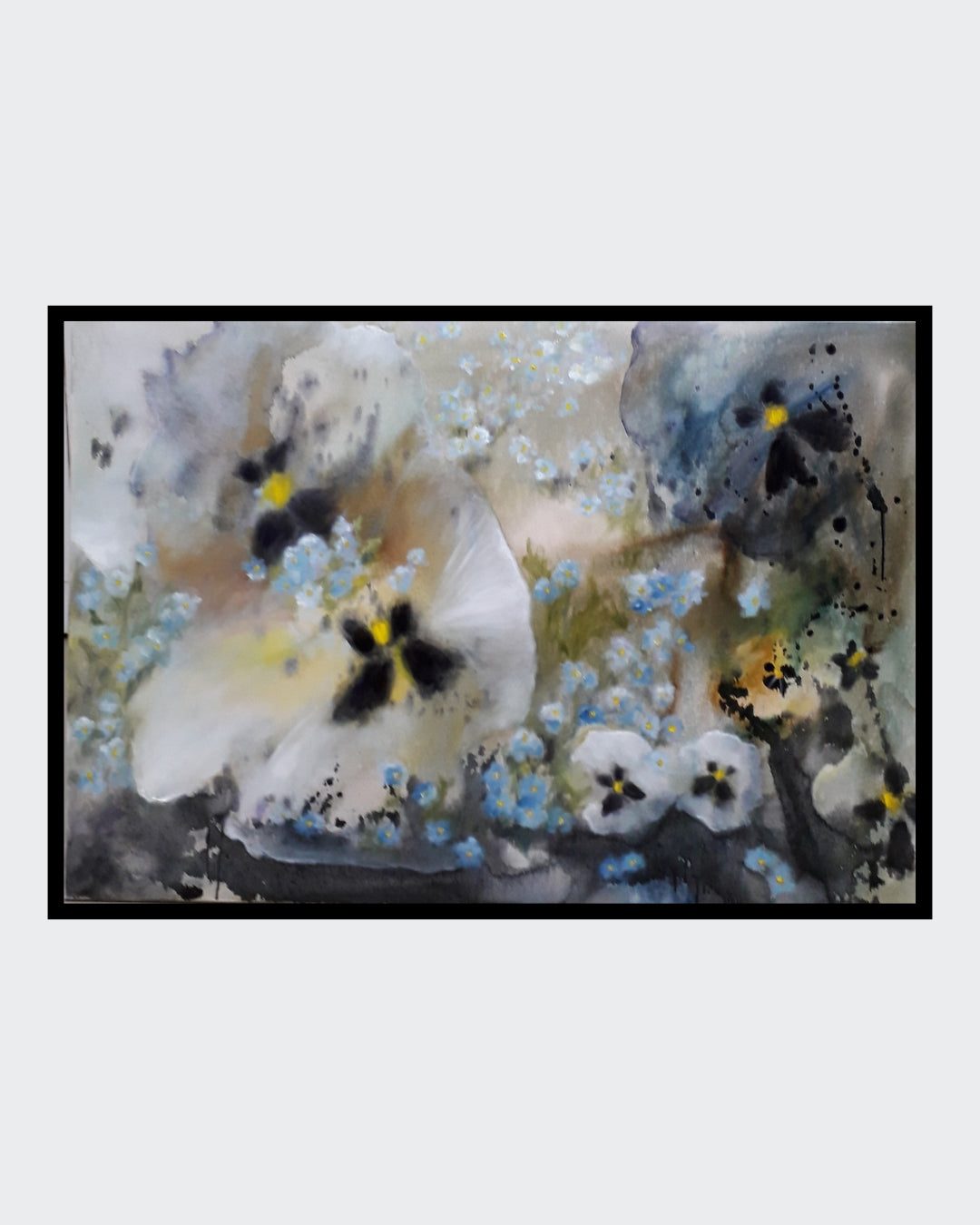 Das Bild ist ein wunderschönes Aquarell, keine Ölmalerei. Es zeigt eine Gruppe von Stiefmütterchen in zarten Weiß- und Blautönen, die mit Vergissmeinnicht durchsetzt sind. Die Farben sind harmonisch aufeinander abgestimmt und erzeugen eine ruhige und friedliche Atmosphäre. Die dunklen Akzente im Hintergrund verleihen dem Bild Tiefe und lassen die Blumen noch stärker hervortreten. Ölgemälde von Anke Dinkelbach bei ARTSPACER.