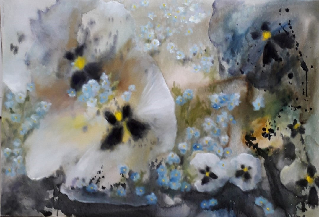 Das Bild ist ein wunderschönes Aquarell, keine Ölmalerei. Es zeigt eine Gruppe von Stiefmütterchen in zarten Weiß- und Blautönen, die mit Vergissmeinnicht durchsetzt sind. Die Farben sind harmonisch aufeinander abgestimmt und erzeugen eine ruhige und friedliche Atmosphäre. Die dunklen Akzente im Hintergrund verleihen dem Bild Tiefe und lassen die Blumen noch stärker hervortreten. Ölgemälde von Anke Dinkelbach bei ARTSPACER.