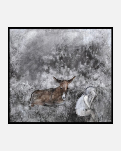 Tierfigur und sitzende Figur in einer grauen, texturierten Landschaft mit weichen Kontrasten.