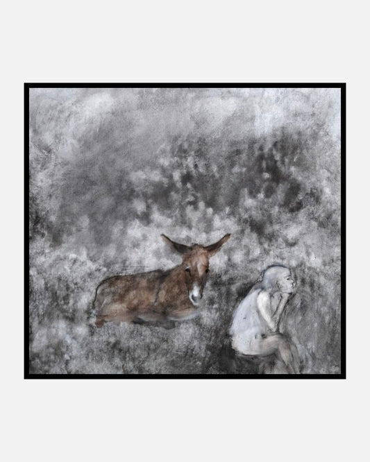 Tierfigur und sitzende Figur in einer grauen, texturierten Landschaft mit weichen Kontrasten.