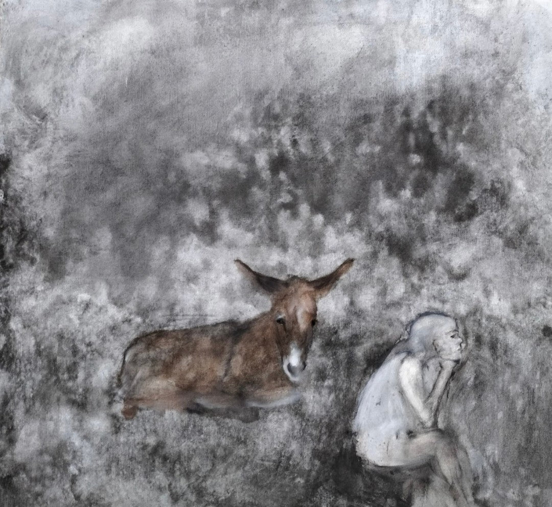 Tierfigur und sitzende Figur in einer grauen, texturierten Landschaft mit weichen Kontrasten.