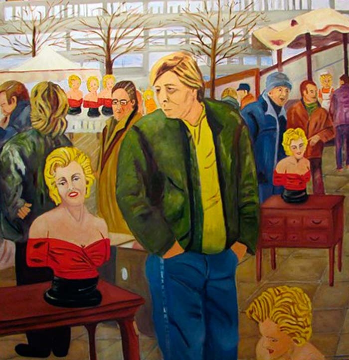 Claudia Birkheuer, 'Ausverkauf der Norma Jean' (ARTSPACER): Ein lebhaftes Gemälde, das eine belebte Marktszene darstellt. Im Vordergrund steht ein Mann mit blonden, gewellten Haaren in einer grünen Jacke und blauen Jeans, die Hände in den Taschen. Um ihn herum befinden sich mehrere Stände, auf denen stilisierte Büsten von Marilyn Monroe (Norma Jean) in roten Oberteilen auf schwarzen Sockeln präsentiert werden. Im Hintergrund sind weitere Menschen und angedeutete Marktstände.