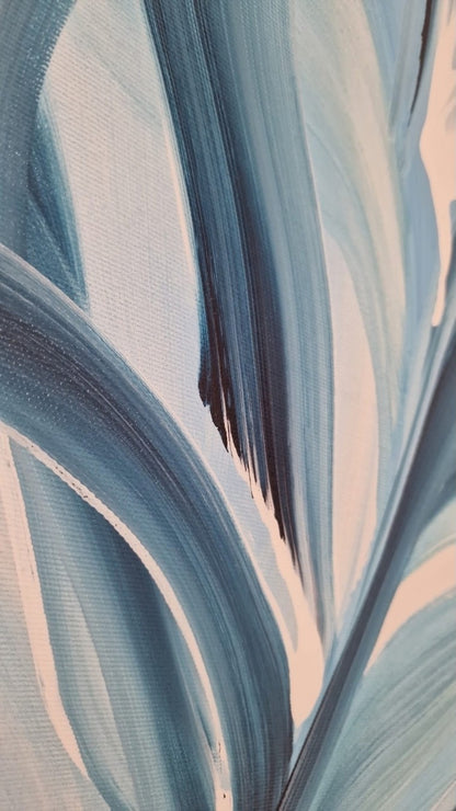 Hochformatige Acrylmalerei „Blaue Leichtigkeit“ von Silvana Buccolieri mit geschwungenen Blattformen in Petrol, Himmelblau und Weiß auf hellem Grund.