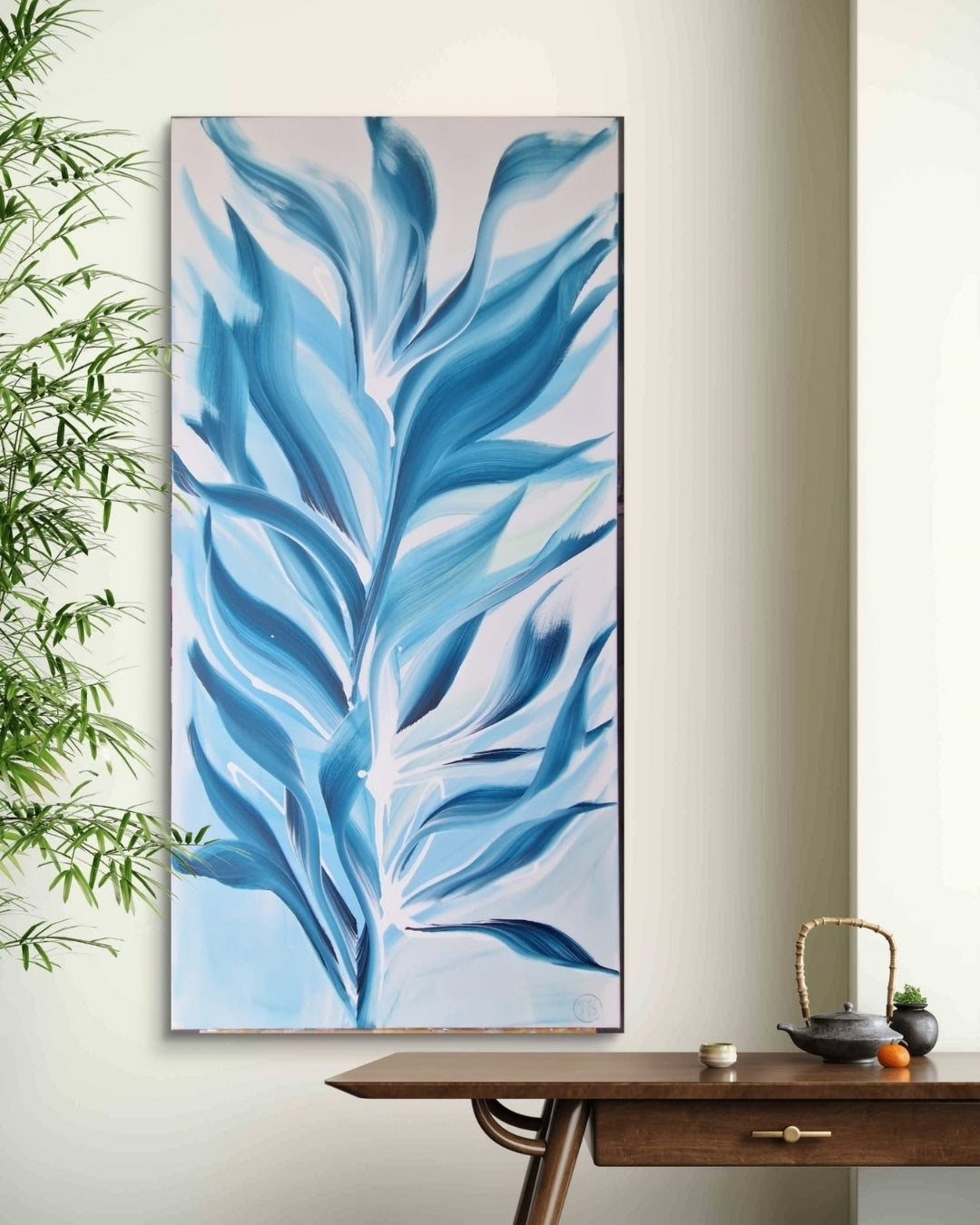 Hochformatige Acrylmalerei „Blaue Leichtigkeit“ von Silvana Buccolieri mit geschwungenen Blattformen in Petrol, Himmelblau und Weiß auf hellem Grund.