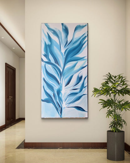 Hochformatige Acrylmalerei „Blaue Leichtigkeit“ von Silvana Buccolieri mit geschwungenen Blattformen in Petrol, Himmelblau und Weiß auf hellem Grund.