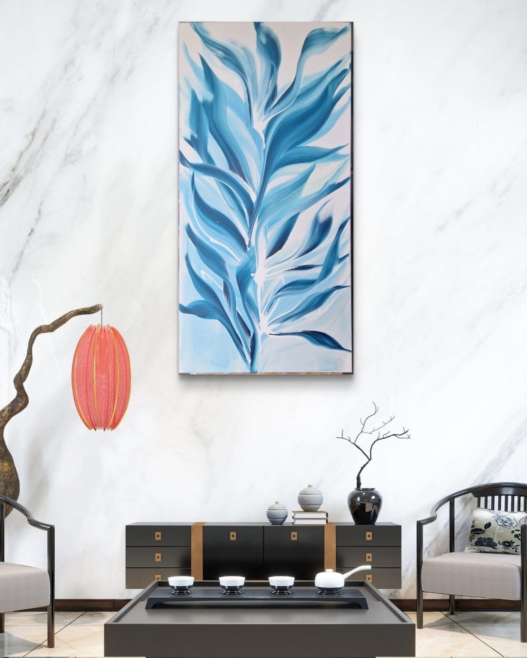 Hochformatige Acrylmalerei „Blaue Leichtigkeit“ von Silvana Buccolieri mit geschwungenen Blattformen in Petrol, Himmelblau und Weiß auf hellem Grund.