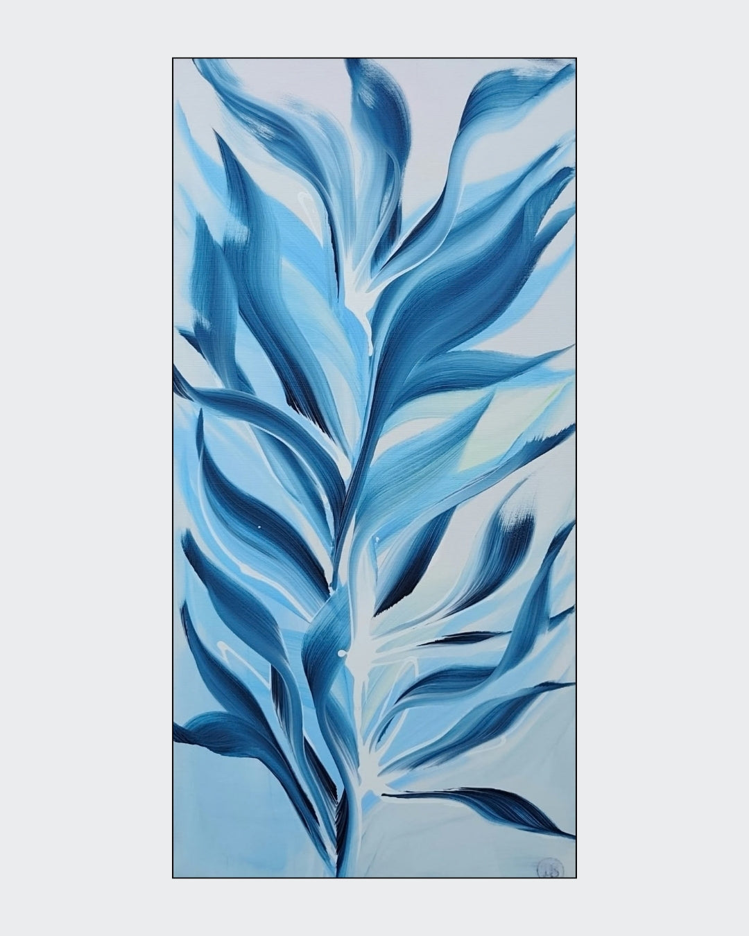 Hochformatige Acrylmalerei „Blaue Leichtigkeit“ von Silvana Buccolieri mit geschwungenen Blattformen in Petrol, Himmelblau und Weiß auf hellem Grund.