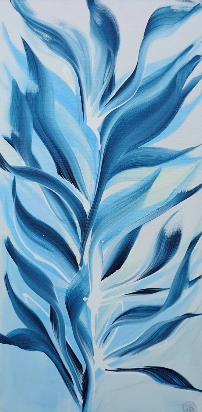 Hochformatige Acrylmalerei „Blaue Leichtigkeit“ von Silvana Buccolieri mit geschwungenen Blattformen in Petrol, Himmelblau und Weiß auf hellem Grund.