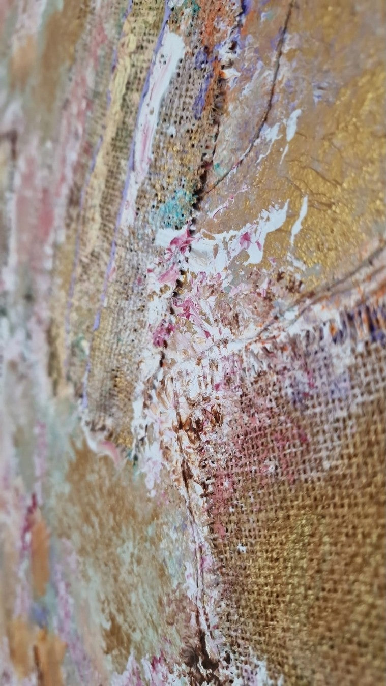 Abstraktes Mixed-Media-Werk „Erinnerungsgarten“ von BUCCODESIGN mit Jute, pastosen Blütenstrukturen und Farben in Rosa, Flieder, Apricot und Gold.