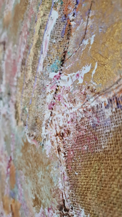 Abstraktes Mixed-Media-Werk „Erinnerungsgarten“ von BUCCODESIGN mit Jute, pastosen Blütenstrukturen und Farben in Rosa, Flieder, Apricot und Gold.