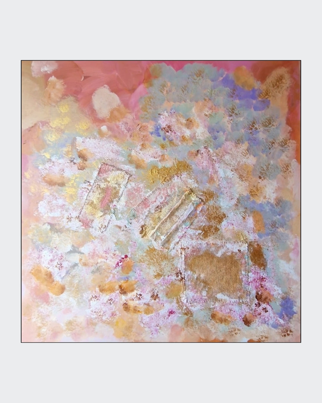 Abstraktes Mixed-Media-Werk „Erinnerungsgarten“ von BUCCODESIGN mit Jute, pastosen Blütenstrukturen und Farben in Rosa, Flieder, Apricot und Gold.
