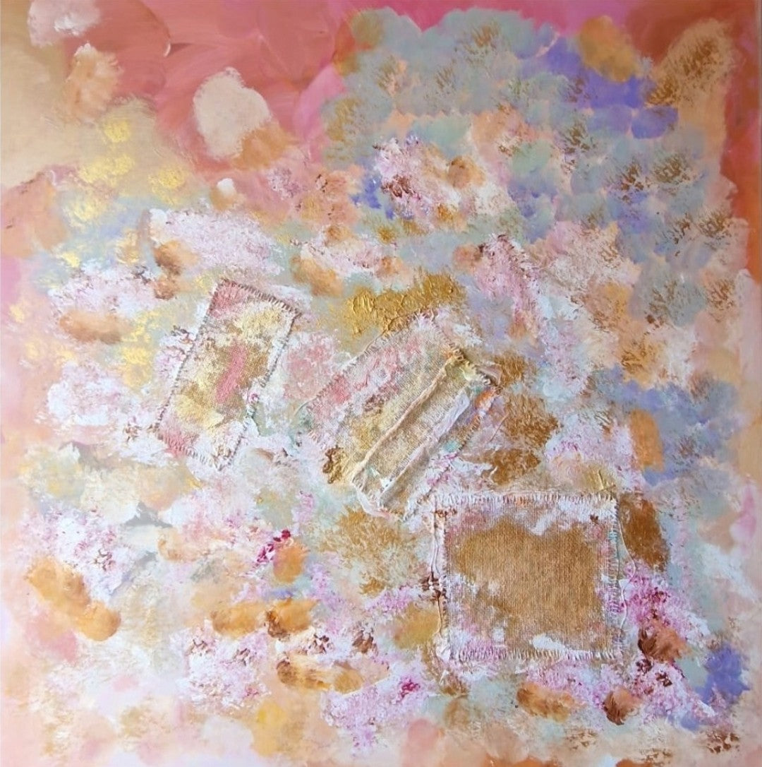 Abstraktes Mixed-Media-Werk „Erinnerungsgarten“ von BUCCODESIGN mit Jute, pastosen Blütenstrukturen und Farben in Rosa, Flieder, Apricot und Gold.