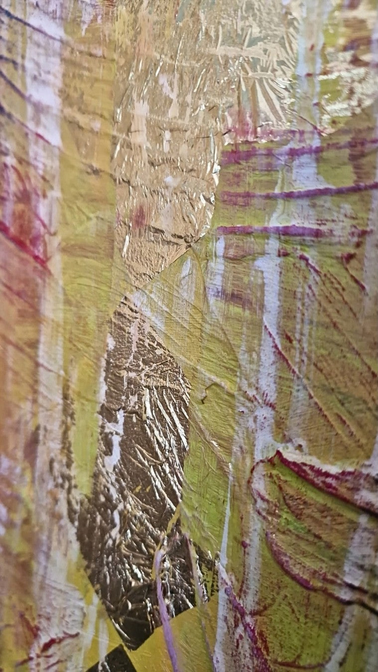 Abstrakte Acryl-Mischtechnik „Goldader“ von BUCCODESIGN mit einer vertikalen Spur aus echtem Blattgold und strukturierten Flächen in Flieder, Rosa, Gelb und Türkis.