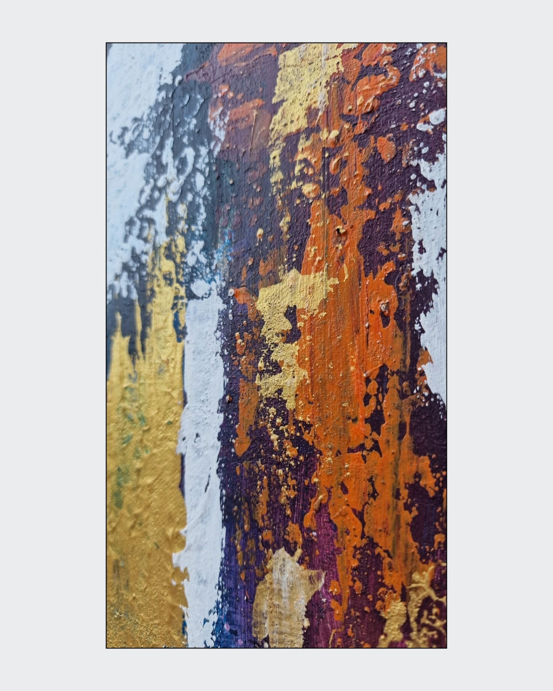 Abstrakte Acryl-Mischtechnik „Goldene Nacht“ von BUCCODESIGN mit reliefartigen Flächen in Nachtblau, Gold, Orange, Pflaume und Weiß.