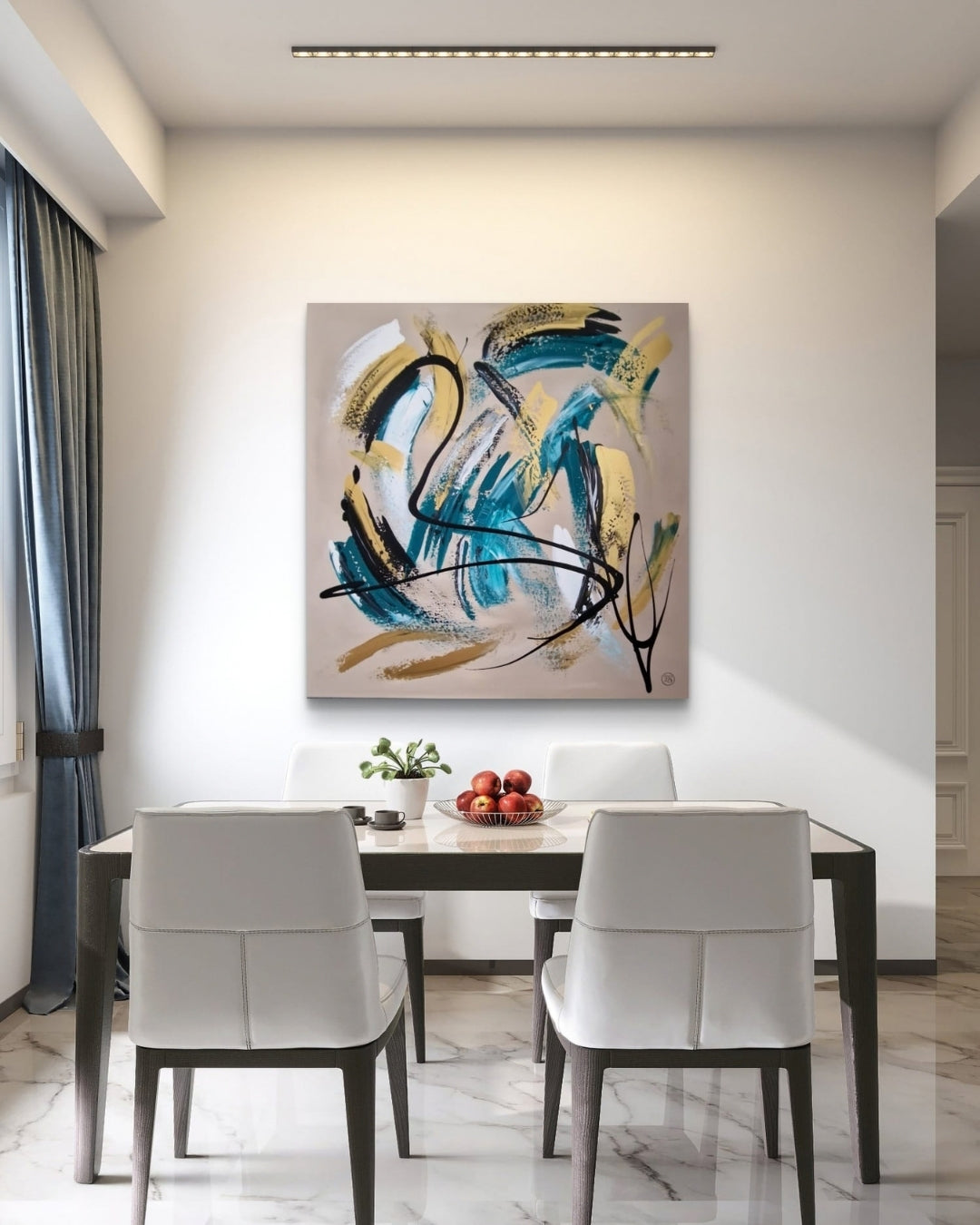 Quadratische Acrylmalerei „Goldschwung“ von BUCCODESIGN mit dynamischen Pinselzügen in Petrol, Gold, Weiß und Schwarz auf sandfarbenem Grund.