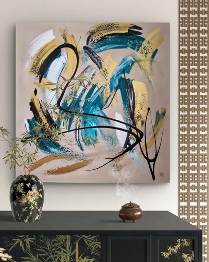 Quadratische Acrylmalerei „Goldschwung“ von BUCCODESIGN mit dynamischen Pinselzügen in Petrol, Gold, Weiß und Schwarz auf sandfarbenem Grund.