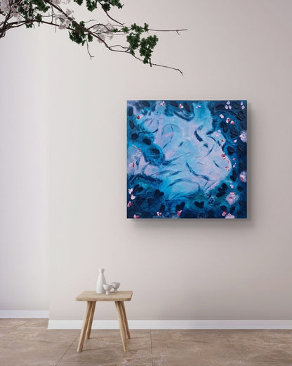 Abstrakte Acrylmalerei „Herzensteich“ von BUCCODESIGN mit reliefartigen Herzen, Blättern und Blüten in Nachtblau, Himmelblau, Rosa und Flieder.