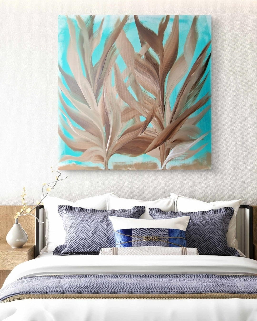 Quadratische Acrylmalerei „Karibische Brise“ von BUCCODESIGN mit zwei geschwungenen Pflanzen in Taupe, Sand und Braun vor leuchtendem Türkis.