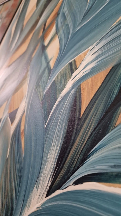 Hochformatige Acrylmalerei „Sommerwind“ von BUCCODESIGN mit zwei geschwungenen Pflanzen in Petrol, Blau, Karamell, Sand und Weiß.