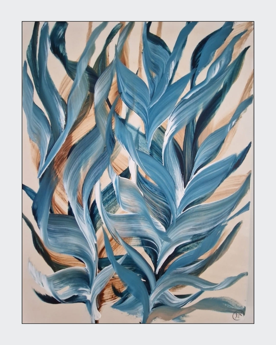 Hochformatige Acrylmalerei „Sommerwind“ von BUCCODESIGN mit zwei geschwungenen Pflanzen in Petrol, Blau, Karamell, Sand und Weiß.