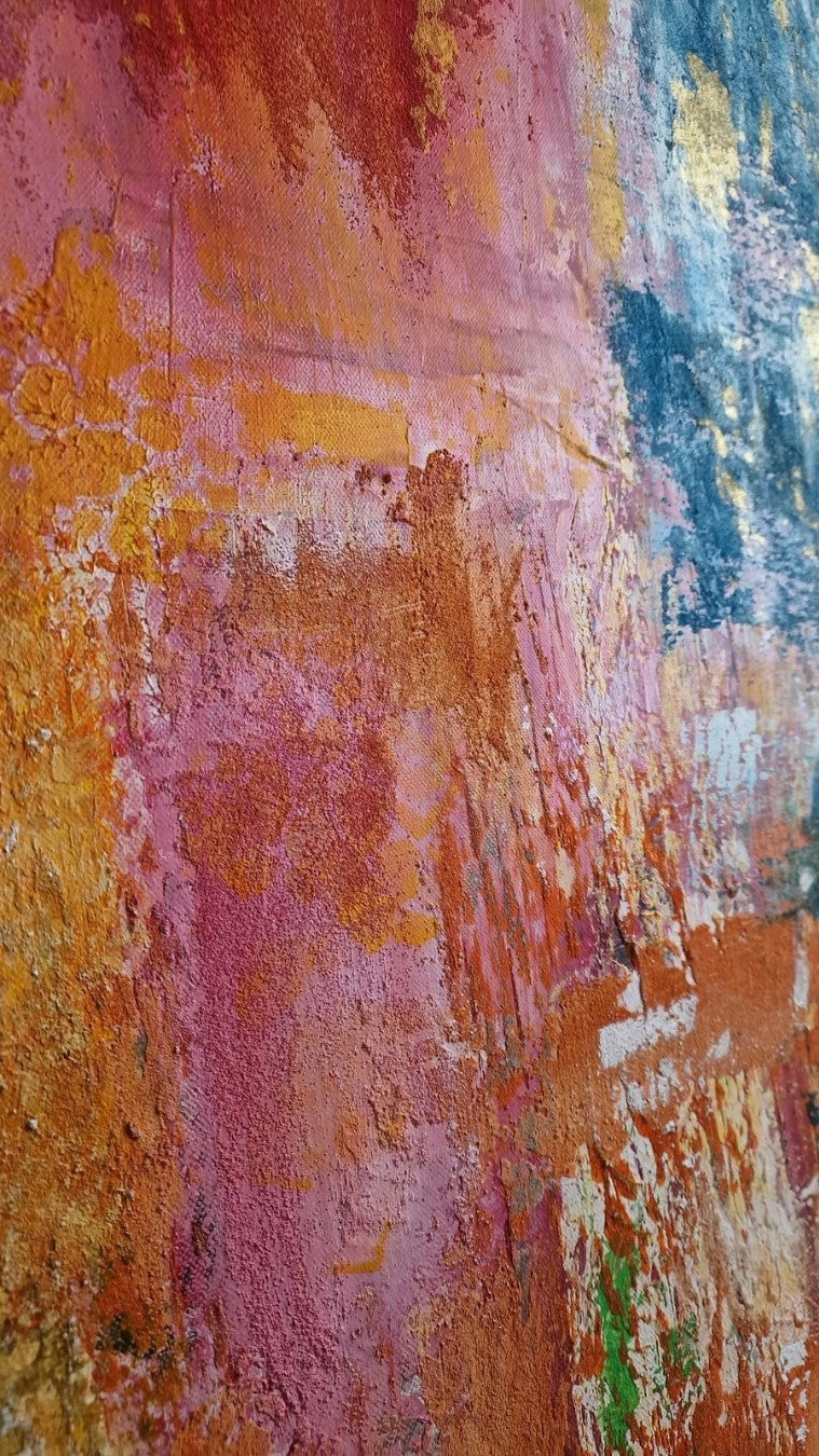 Quadratische Acryl-Mischtechnik „Sonnenaufgang“ von BUCCODESIGN mit strukturierten Farbflächen in Gelb, Orange, Pink, Rot, Blau und Gold.