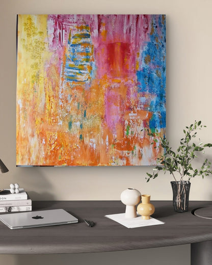 Quadratische Acryl-Mischtechnik „Sonnenaufgang“ von BUCCODESIGN mit strukturierten Farbflächen in Gelb, Orange, Pink, Rot, Blau und Gold.