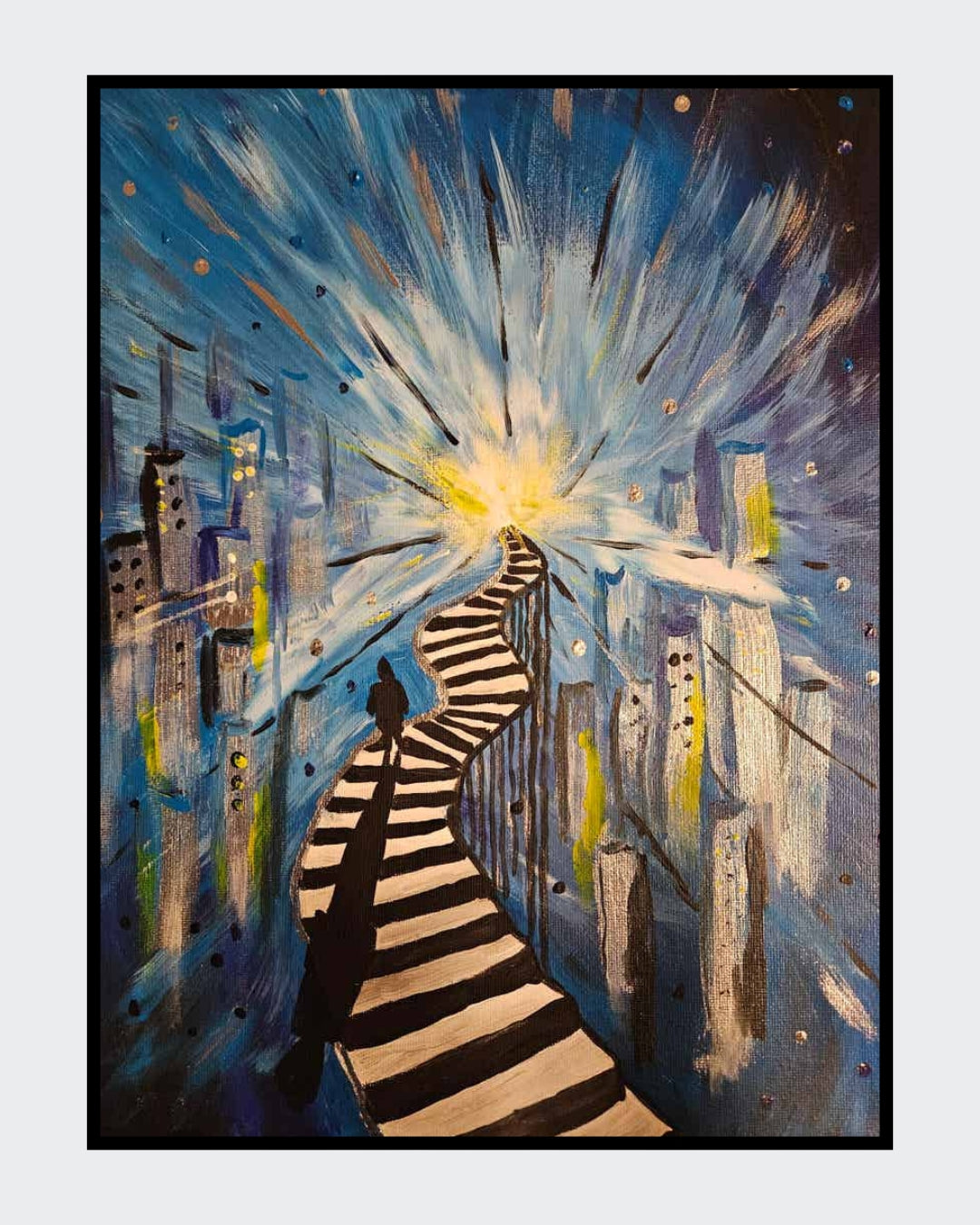 Gemälde "Der Weg ins Ungewisse" von Carina Teufel. Eine leuchtende Stadtansicht bei Nacht, durchzogen von einem gewundenen schwarz-weiß gestreiften Pfad, der in ein helles Licht am Horizont führt und eine einzelne Silhouette zeigt, die dem Weg folgt. 