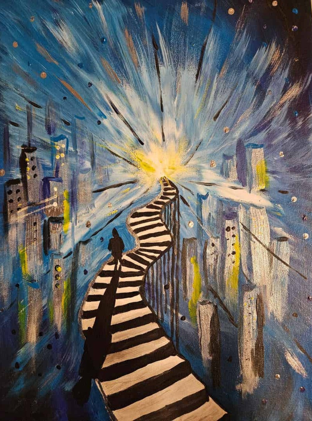 Gemälde "Der Weg ins Ungewisse" von Carina Teufel. Eine leuchtende Stadtansicht bei Nacht, durchzogen von einem gewundenen schwarz-weiß gestreiften Pfad, der in ein helles Licht am Horizont führt und eine einzelne Silhouette zeigt, die dem Weg folgt. 