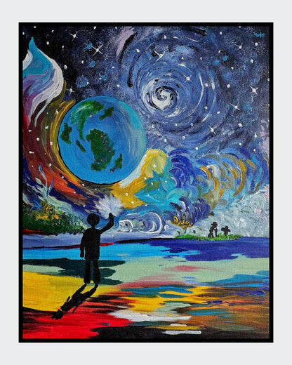 Gemälde "Infinity and Finite" von Carina Teufel. Eine Silhouette einer Person, die am Ufer steht und auf eine große, leuchtende Erdkugel und eine spiralförmige Galaxie am Sternenhimmel blickt. Der Vordergrund ist eine farbenfrohe Landschaft mit kräftigen Rot-, Blau- und Grüntönen. 