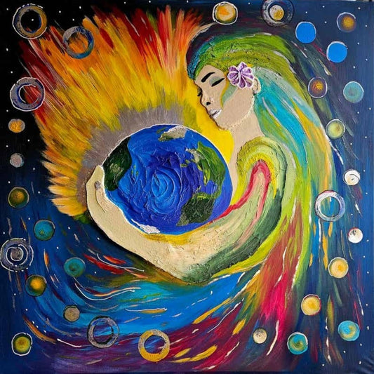 Gemälde "Mutter der Erde" von Carina Teufel. Eine sanft lächelnde weibliche Figur mit fließendem, bunten Haar, die liebevoll die Erde umarmt, umgeben von leuchtenden Kreisen und einer strahlenden Aura, die Schutz und Leben symbolisiert. 